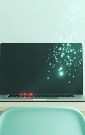 Portatil abierto en un escritorio con una llave y un candado metalico al lado, representando el robo de credenciales de herramientas de IA por malware