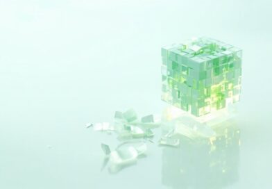 Render 3D editorial de bloques de datos translúcidos color menta que se comprimen en un cubo denso sobre fondo blanco y verde menta claro, con fragmentos dispersos al redor.