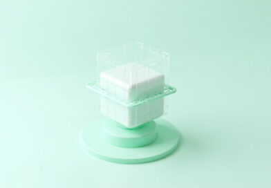 Cubo contenedor blanco envuelto en una celda transparente menta representando aislamiento de sandbox