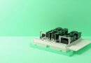 Render 3D editorial de tarjetas aceleradoras GPU instaladas en un chassis de servidor abierto, sobre fondo verde menta luminoso, sin texto ni logotipos