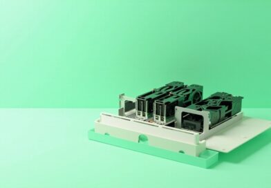 Render 3D editorial de tarjetas aceleradoras GPU instaladas en un chassis de servidor abierto, sobre fondo verde menta luminoso, sin texto ni logotipos