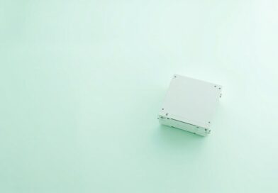 Render 3D editorial de un servidor rack de 1U visto desde arriba sobre una superficie clara con acentos verde menta, sin texto ni logotipos visibles.