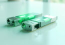 Módulos SFP+ de fibra óptica con indicadores LED en verde