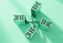 Modulos rectangulares verdes conectados con cables negros en cluster