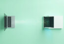 Portatil y cubo de servidor conectados por haz de particulas luminosas