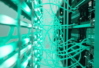 Rack de servidores con cableado de red en centro de datos iluminado en verde