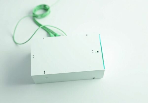 Chasis de servidor claro sobre una superficie blanca con un cable de red verde menta y un detalle luminoso en el borde, en una ilustracion editorial 3D sin texto ni logos