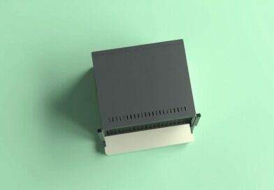 Servidor rack de computo con aceleradores NVIDIA vistos desde atras, con puertos Ethernet y conectores de alimentacion visibles, sobre fondo verde menta claro.