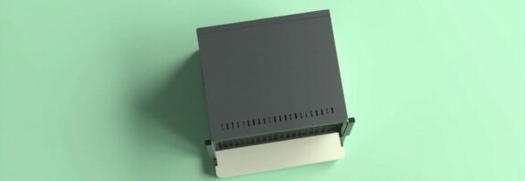 Servidor rack de computo con aceleradores NVIDIA vistos desde atras, con puertos Ethernet y conectores de alimentacion visibles, sobre fondo verde menta claro.