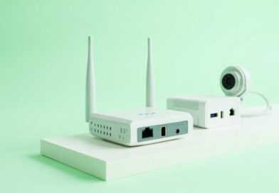 Render 3D editorial de un router, un NAS y una camara de seguridad vistos desde atras con sus puertos de red, sobre fondo verde menta claro