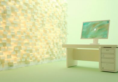 Render 3D editorial de un puesto de trabajo de operaciones de seguridad: un muro de tarjetas de alerta amber que representan la avalancha de reportes de vulnerabilidad entrantes, un monitor slim con un panel de control abstracto y un mueble tipo rack sin marcas sobre una mesa color crema con fondo verde menta claro, luz de estudio brillante, sin texto ni logotipos
