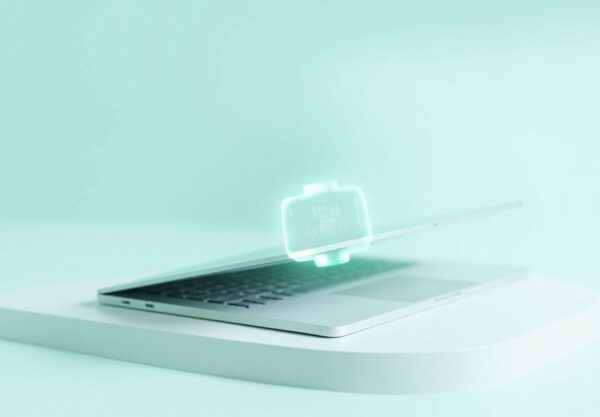 Portatil delgado color plata abierto sobre una base blanca, con un panel translucido color menta flotando sobre el teclado, fondo verde menta suave, render 3D editorial sin texto ni logotipos