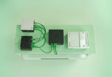 Equipos de red domstico conectados con cables Ethernet verdes