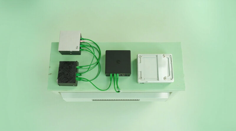 Equipos de red domstico conectados con cables Ethernet verdes
