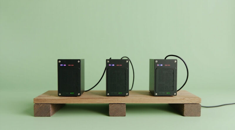Tres nodos identicos alineados sobre plataforma de madera formando cluster