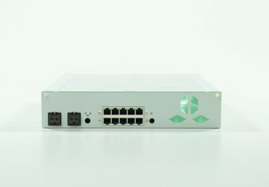 Dispositivo de red con puertos ethernet, fondo blanco, ilustracion del ataque QPACK que agota memoria en servidores HTTP-3