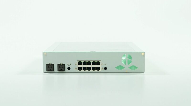 Dispositivo de red con puertos ethernet, fondo blanco, ilustracion del ataque QPACK que agota memoria en servidores HTTP-3