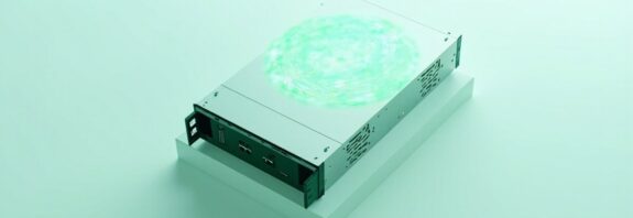 Render 3D editorial de un servidor visto desde arriba, con una retícula de líneas luminosas que convergen en un nodo reparado, sobre fondo verde menta claro. Sin texto ni logotipos.